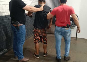 “Antes ele que eu”: homem é preso após matar tio a facada durante discussão “Antes ele que eu”: homem é preso após matar tio a facada durante discussão