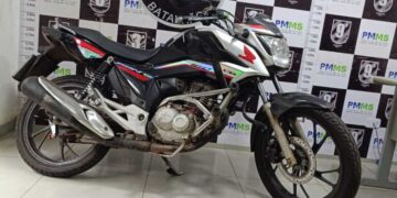 Confusão durante remoção de veículos termina com seis presos e moto recuperada