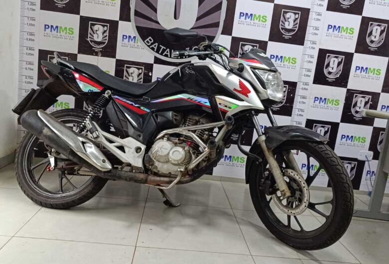 Confusão durante remoção de veículos termina com seis presos e moto recuperada