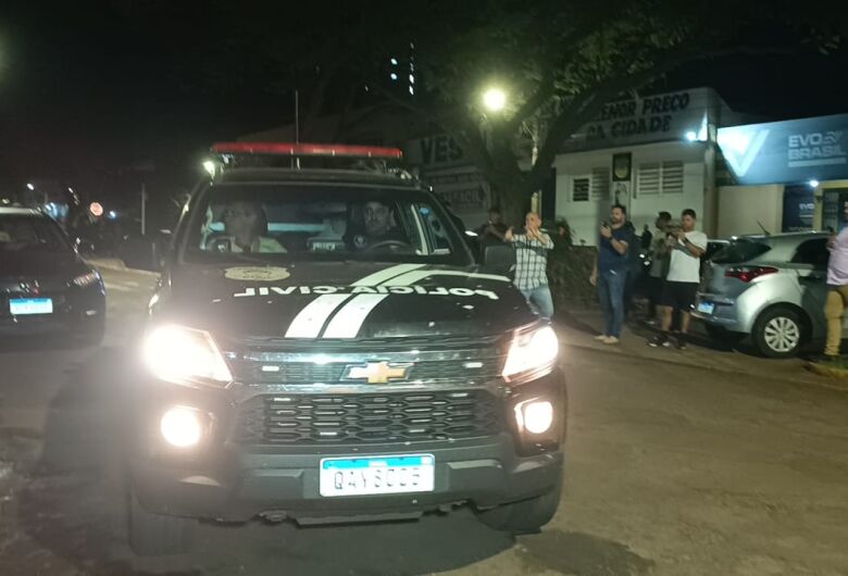 Dois são presos e outros dois são procurados por execução em garagem