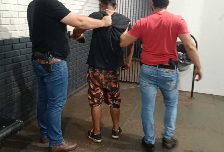 “Antes ele que eu”: homem é preso após matar tio a facada durante discussão