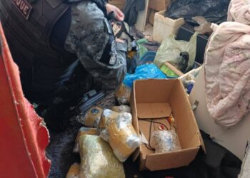 Suspeito é pego e polícia descobre esconderijo de drogas
