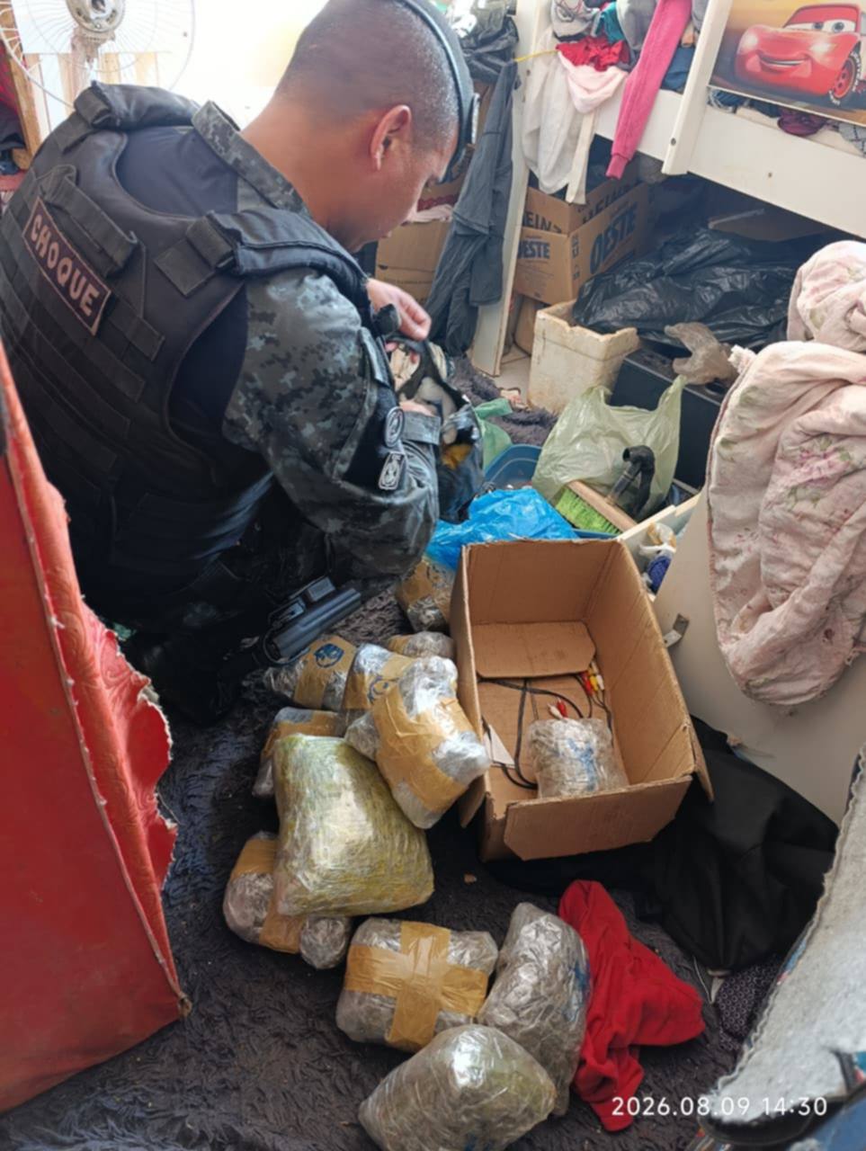 Suspeito é pego e polícia descobre esconderijo de drogas