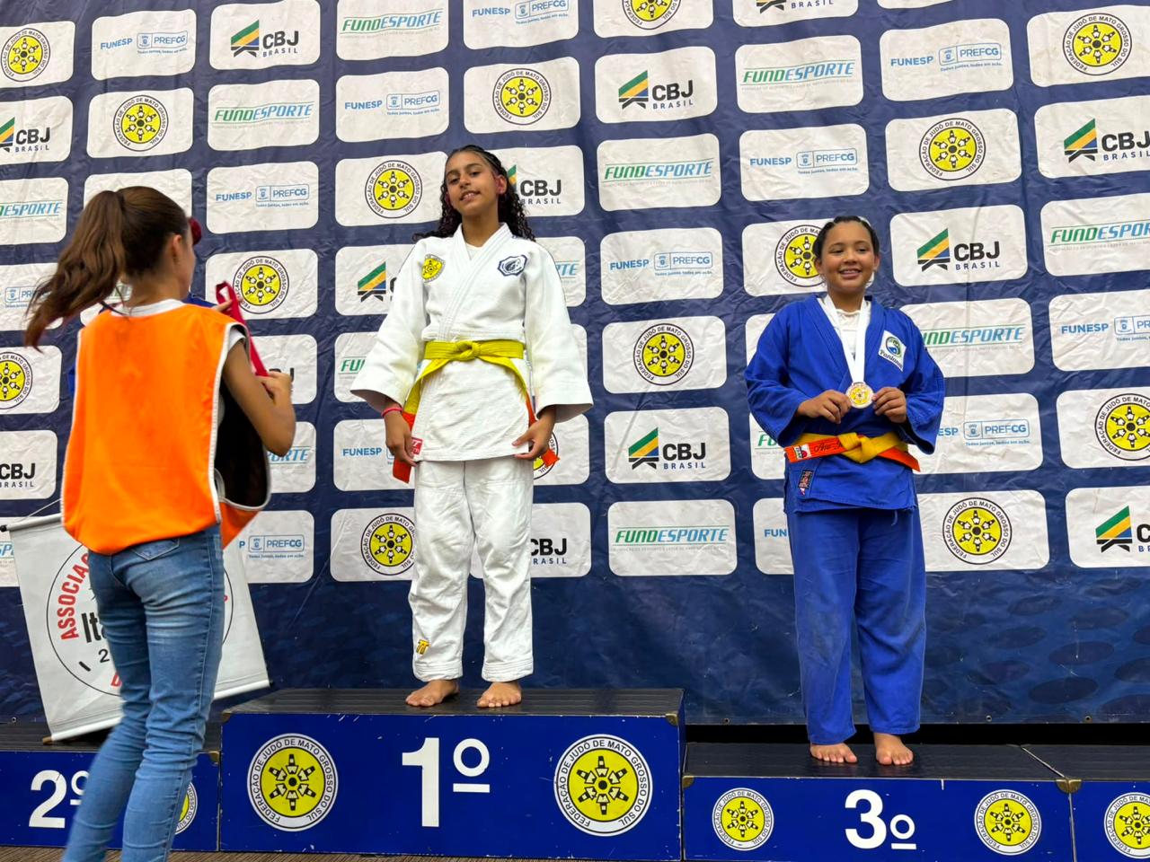 Aos 12 anos, campeã brasileira de judô busca apoio para representar o Brasil no México