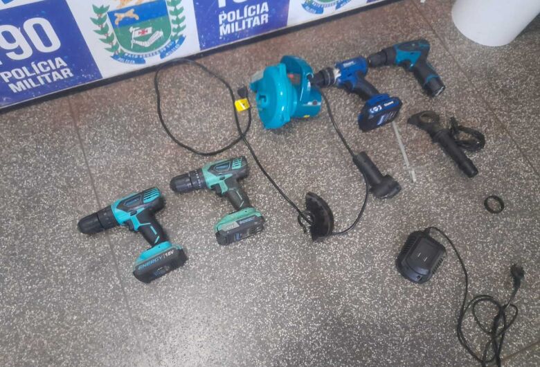 Ferramentas ‘achadas’ levantam suspeita e homem acaba na delegacia