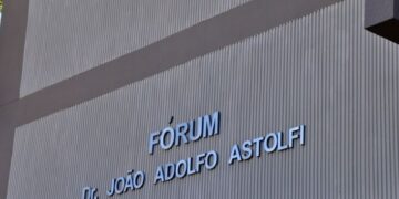 Tutor de pitbull que quase arrancou orelha de criança é solto após audiência