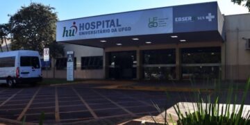 Homem morre após entrar nu no pátio do Hospital Universitário
