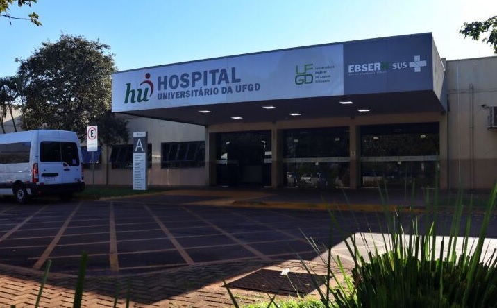 Homem morre após entrar nu no pátio do Hospital Universitário