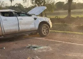 Batida entre Ranger e Fox termina com os dois veículos capotados na BR-163 Batida entre Ranger e Fox termina com os dois veículos capotados na BR-163