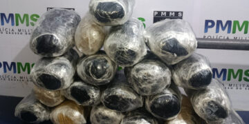Duas mulheres são presas com 21 quilos de skunk em malas de viagem