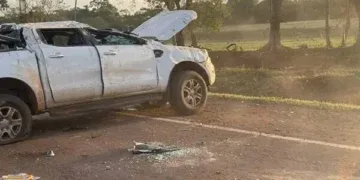 Batida entre Ranger e Fox termina com os dois veículos capotados na BR-163