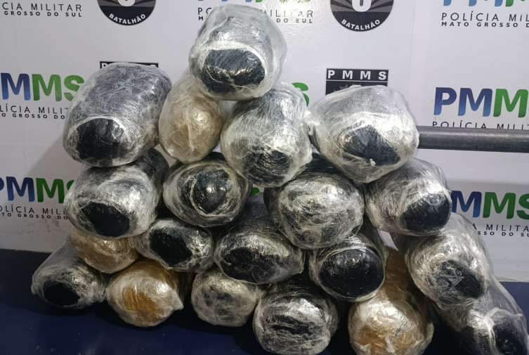 Duas mulheres são presas com 21 quilos de skunk em malas de viagem