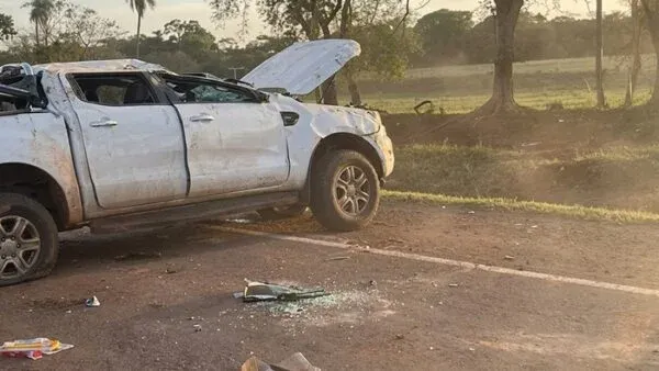 Batida entre Ranger e Fox termina com os dois veículos capotados na BR-163