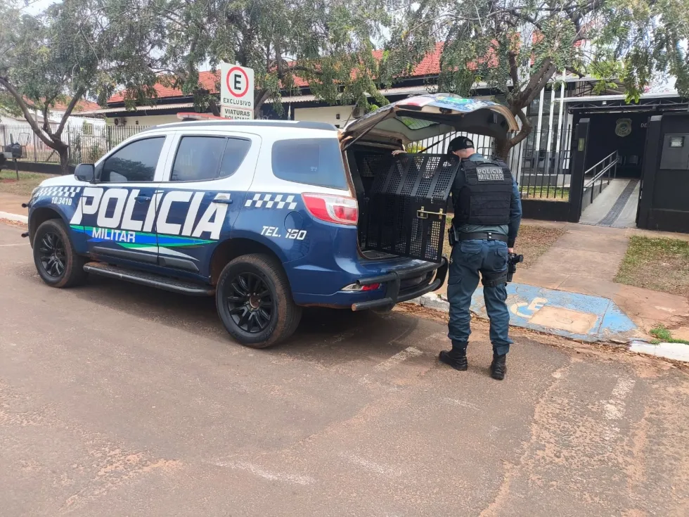 Vizinho é levado à delegacia após denúncia de ato obsceno diante de crianças