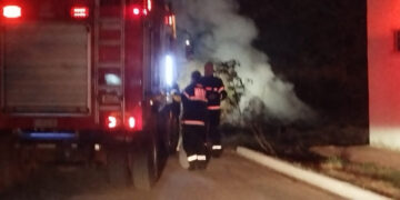 Fogo em vegetação se espalha com vento e mobiliza bombeiros