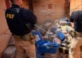 Motorista abandona caminhão e tenta fugir, mas PRF encontra 3,2 toneladas de maconha