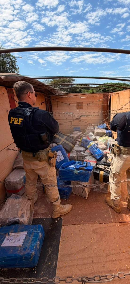 Motorista abandona caminhão e tenta fugir, mas PRF encontra 3,2 toneladas de maconha