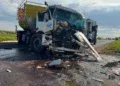 Caminhão-tanque bate em carreta e deixa motorista preso às ferragens na MS-141