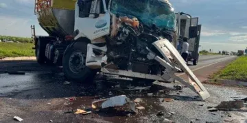 Caminhão-tanque bate em carreta e deixa motorista preso às ferragens na MS-141
