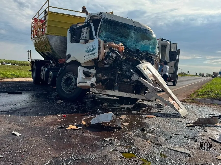 Caminhão-tanque bate em carreta e deixa motorista preso às ferragens na MS-141