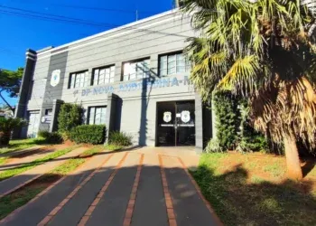 Pitbull solto avança contra gestante e assusta quem estava em praça