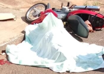 Cozinheira de asilo morre em acidente entre moto e caminhão Cozinheira de asilo morre em acidente entre moto e caminhão