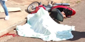 Cozinheira de asilo morre em acidente entre moto e caminhão