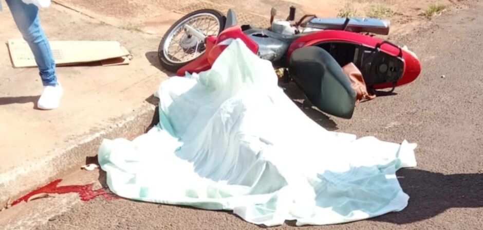 Cozinheira de asilo morre em acidente entre moto e caminhão