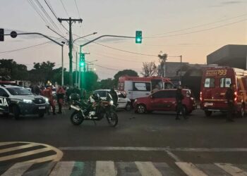 Motociclista morre após ser atingido por dois carros em cruzamento de Campo Grande Motociclista morre após ser atingido por dois carros em cruzamento de Campo Grande