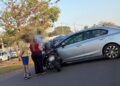 Motociclista voa após batida e cai sobre carro em cruzamento movimentado