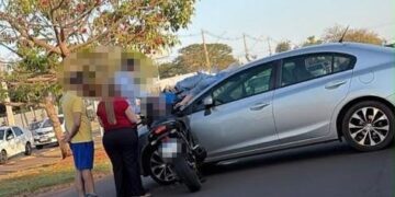 Motociclista voa após batida e cai sobre carro em cruzamento movimentado