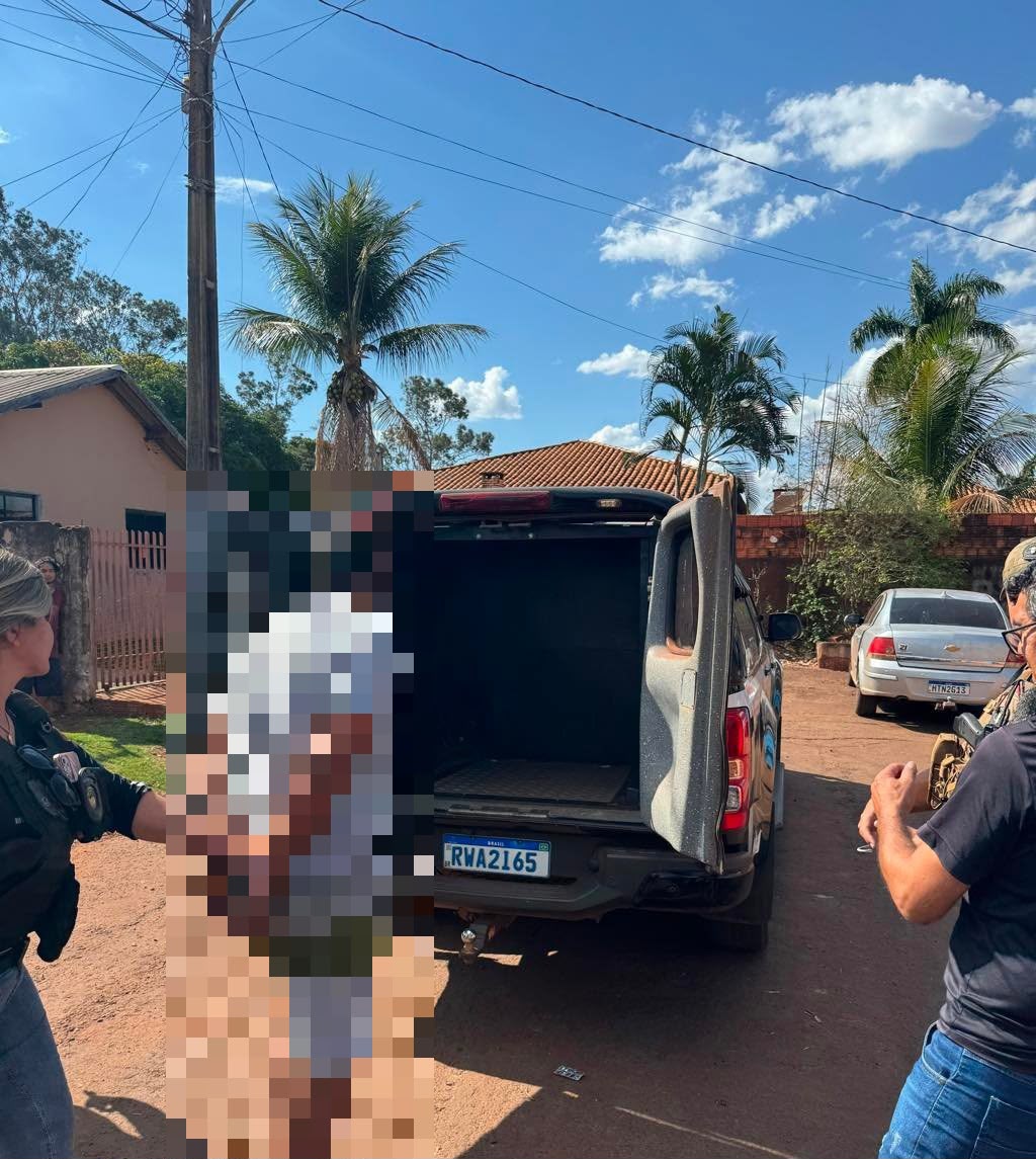 Homem é preso após usar marreta para quebrar portas e janelas durante ataque à companheira