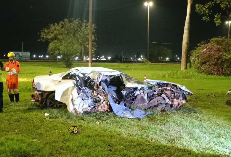 Motorista morre após perder controle de carro em rotatória