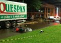 Jovem de 19 anos morre ao bater moto em caminhão parado Jovem de 19 anos morre ao bater moto em caminhão parado