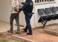 Homem é preso após exibir pênis e tentar atrair crianças com chocolate Homem é preso após exibir pênis e tentar atrair crianças com chocolate