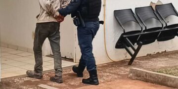 Homem é preso após exibir pênis e tentar atrair crianças com chocolate