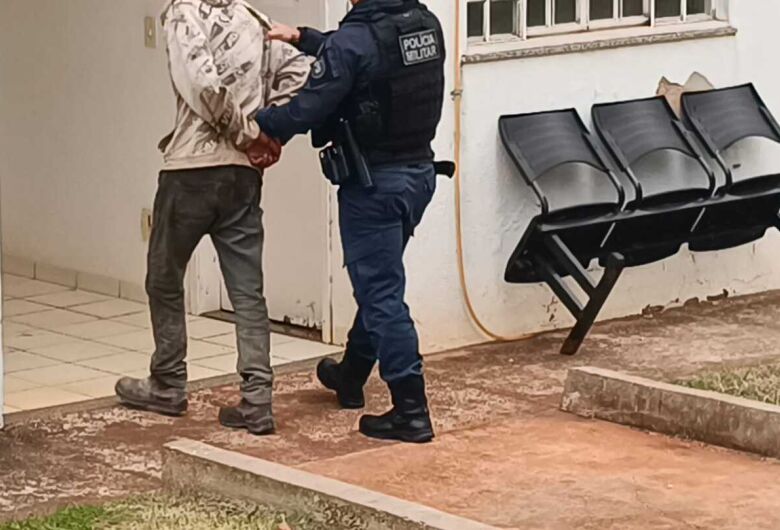 Homem é preso após exibir pênis e tentar atrair crianças com chocolate