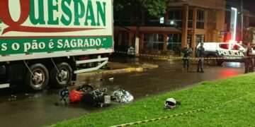 Jovem de 19 anos morre ao bater moto em caminhão parado