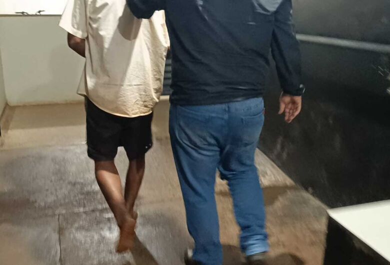 Mulher é atacada com facada na boca durante tentativa de feminicídio
