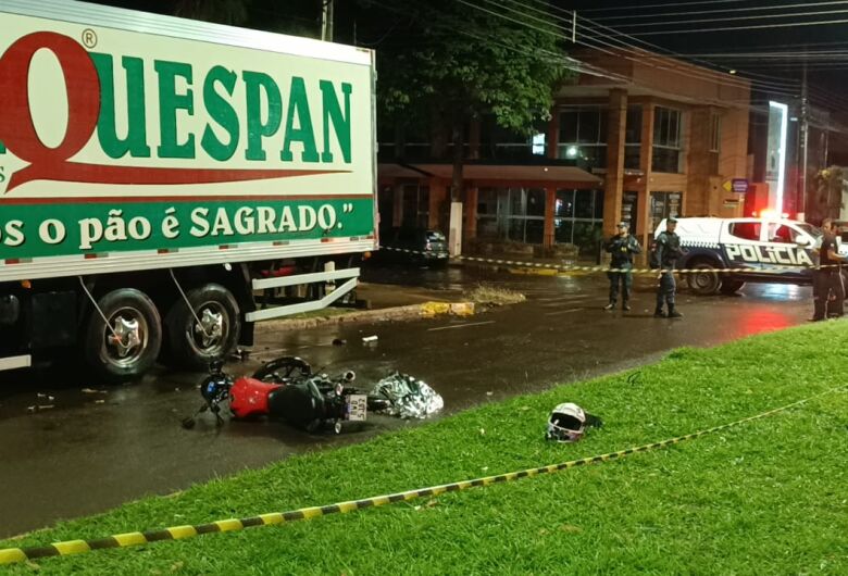 Jovem de 19 anos morre ao bater moto em caminhão parado