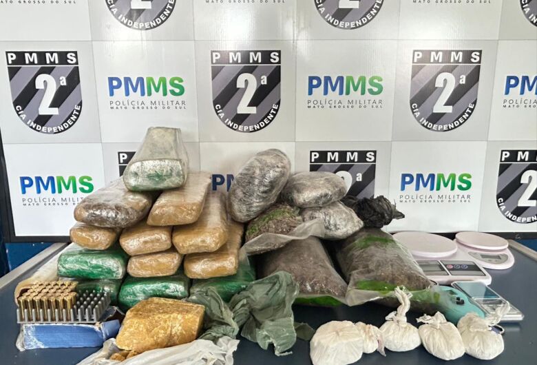 Fuga durante abordagem revela esconderijo com mais de 14 kg de drogas