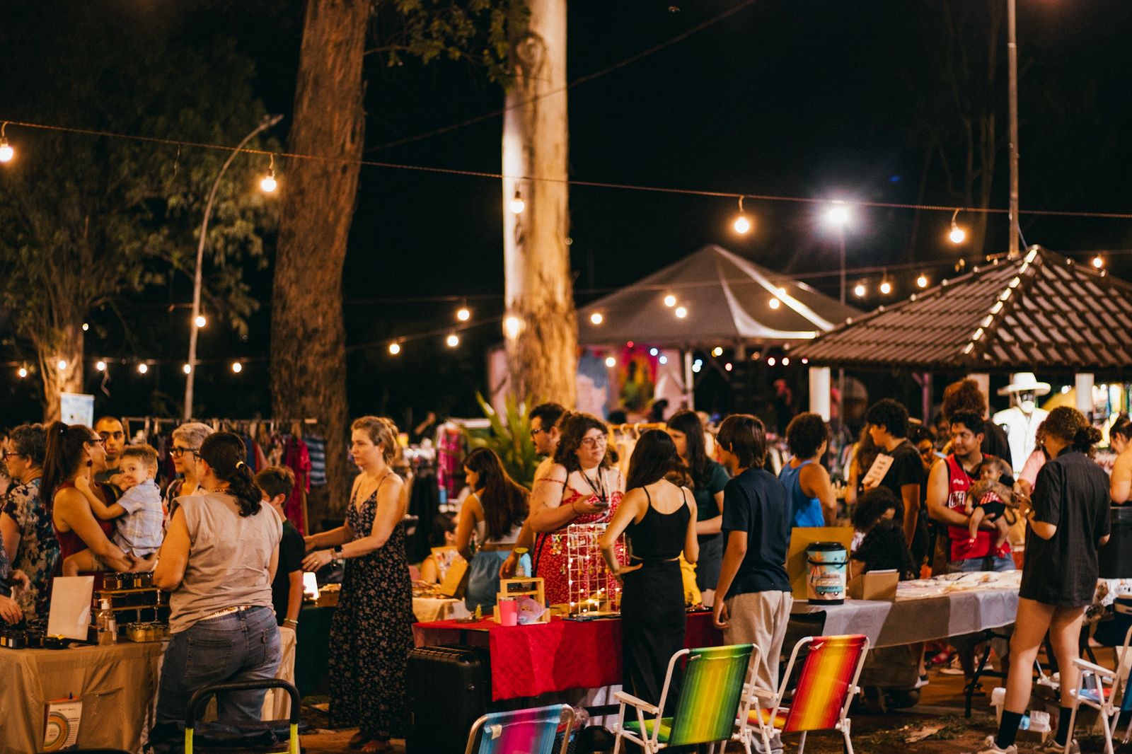 Praças da capital abrigam feiras, shows e adoção de pets 