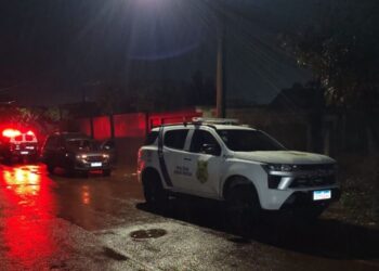 Mulher de 42 anos é encontrada morta na calçada de casa
