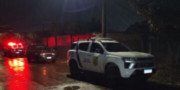 Mulher de 42 anos é encontrada morta na calçada de casa