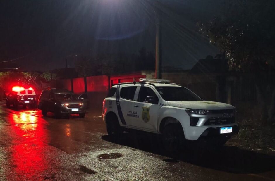 Mulher de 42 anos é encontrada morta na calçada de casa