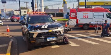 Motociclista fica ferido após bater em viatura da PM em Campo Grande
