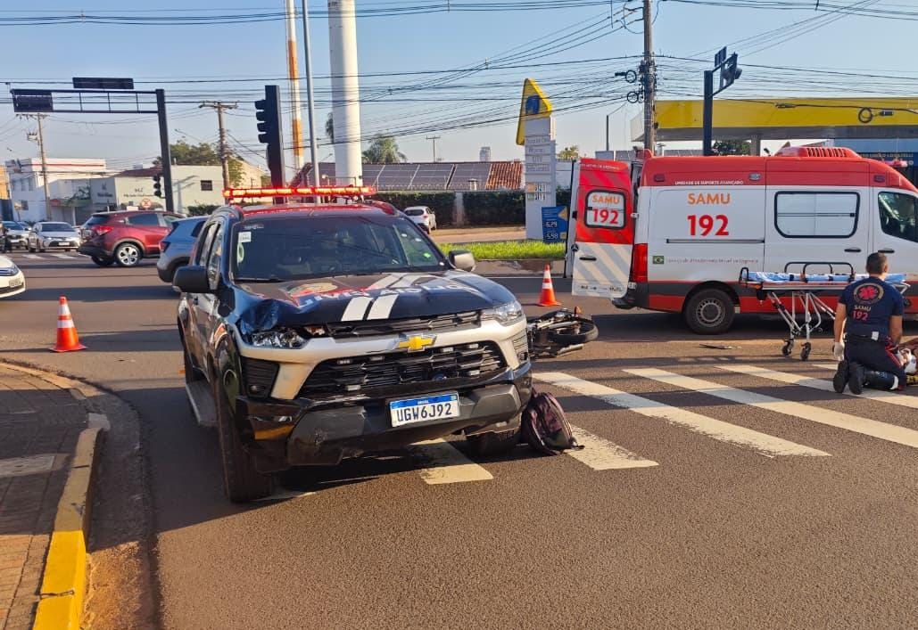 Motociclista fica ferido após bater em viatura da PM em Campo Grande