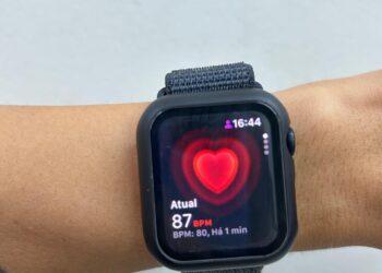 Relógio inteligente alerta para batimentos: quando é hora de procurar ajuda?