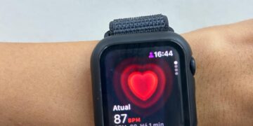 Relógio inteligente alerta para batimentos: quando é hora de procurar ajuda?