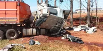 Motorista morre após carreta bater em caminhão na MS-306, em Cassilândia